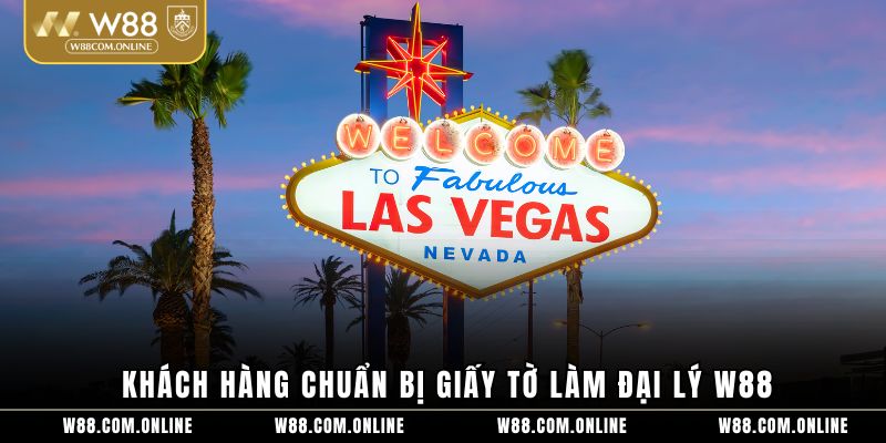 Khách hàng chuẩn bị giấy tờ làm đại lý W88